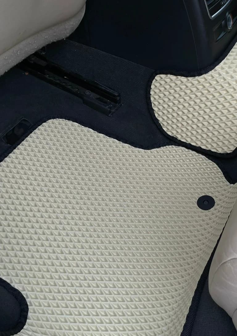 EVA-Fußmatte mit Rautenstruktur im Auto