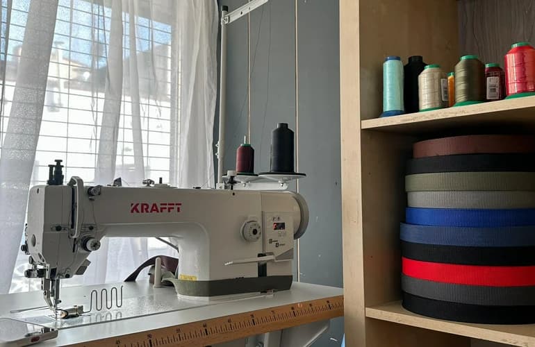 Nähmaschine und Rollen mit Einfassband in der Werkstatt von GoldenEvaMat
